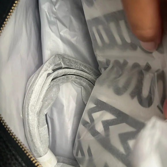 AUTHENTIC BRAND NEW MARC JACOBS
Black 'The Leather Medium' Tote - Picture 6 of 6